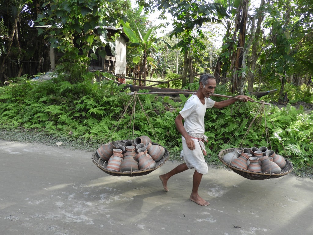 Vieil homme transportant des pots